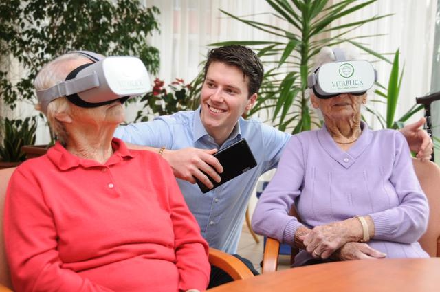 Amadeus Linzer mit begeisterten SeniorInnen, die mit Vitablick „auf Reisen gehen“.