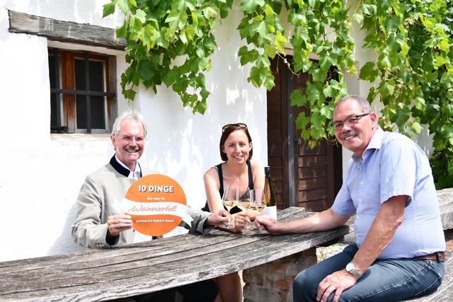 Die Kellergasse gehört zu den beliebtesten Ausflugszielen im Weinviertel. Das Achterl Weinviertel DAC darf dabei auch bei Karl Wilfing, Christine Filipp und Kurt Jantschitsch nicht fehlen.
 | Foto: LEADER Region Weinviertel Ost