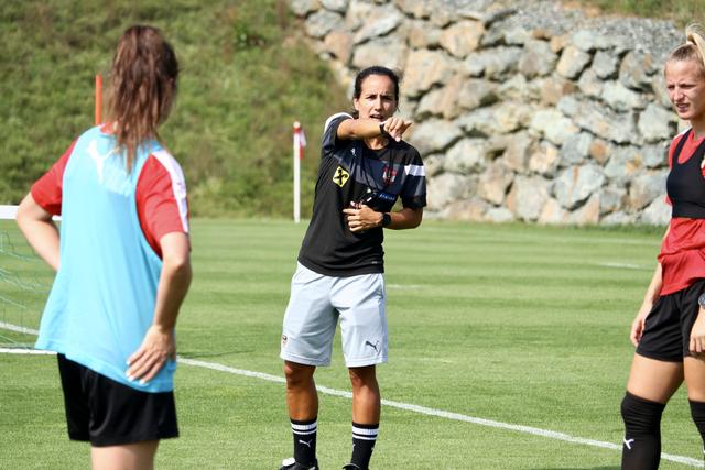 Fuhrmann zeigt an wo es lng geht. Die neue Teamchefin will ihre Mannschaft weiter entwickeln. | Foto: ÖFB/Kevin Bell