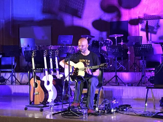 Der Fingerstyle Gitarrist Martin Moro begeisterte das Publikum in Wagna. 