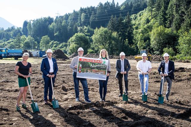 Beim Spatenstich: Melanie Golob, Oskar Franzmaier, Gerhard und Margot Napetschnig, Paul Bacher, Bürgermeister Michael Maier, Martin Struger