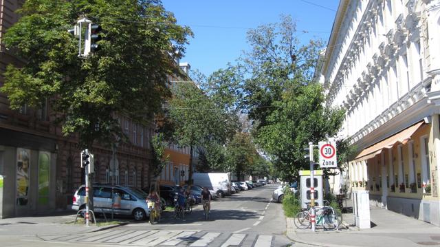 Der stadteinwärts gelegene Beginn der "fahrradfreundlichen Straße" auf der Hasnerstraße beim Lerchenfelder Gürtel.