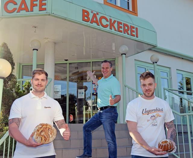 Wirtschafts-Stadtrat Gert Zaunbauer (mitte) mit Michael und Daniel Ungersbäck vor dem Mödlinger Standort in der Gabrieler Straße 14.