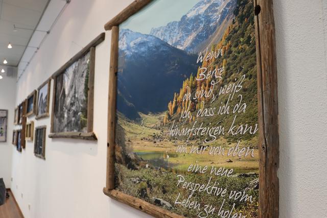 Marthas Fotos sind auf den Seiten der Galerie aufgeteilt - Rechts die Bilder aus der Heimat...