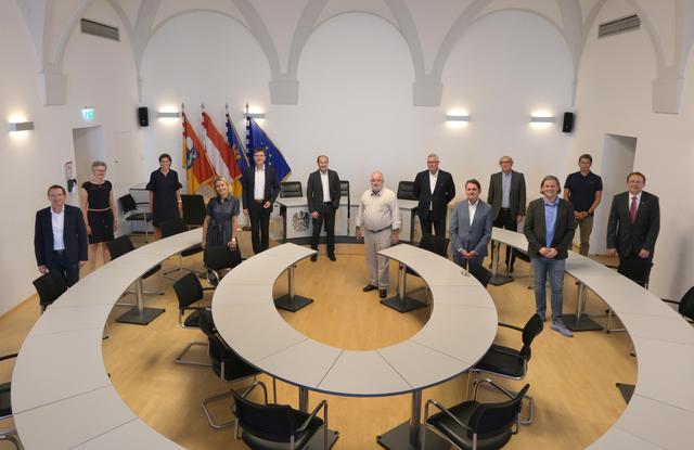 Fruchtbarer Austausch im Rathaus: v.l.n.r. Georg Loichtl – Flieger Gastro, Bernadette Schwab – städtisches Wirtschaftsservice, Gerlinde Tröstl – Markas, Daniela Kittel – Dunky, Alois Huber – SPAR, Martin Forster – EGGER, Josef Wildburger – Wildburger Gruppe, Wolfgang Hager – Bäckerei Hager, Ferdinand Krug – Öffentliche Notariat, Franz Frühwald – Institut für Röntgen, Dominik Mesner – Vermessung Schubert, Christoph Schwarz – Zukunftsentwicklung, Wirtschaft und Marketing, Bürgermeister Matthias Stadler