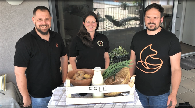  René Schwung (l.) und Jürgen Schieh (r.) mit Maria Thorwartl (m.).  | Foto: regionalfux