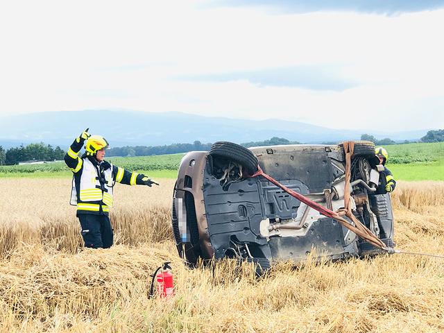 Das Auto musste mittels Seilwinde geborgen werden.
