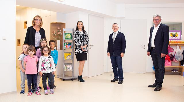 Kindergarten-Leiterin Michaela Ganglmeier, Barbara Greinecker (Abteilungsleiterin Sozialservices Stadtamt Traun), Bürgermeister Rudolf Scharinger, Vizebürgermeister Sozialreferent Peter Aichmayr (v. l. n. r.).