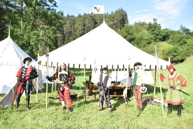 Tiroler Landsknechte trainieren für eine Woche auf dem Feld unterhalb des Parkplatzes, der Sprungschanze Absam. | Foto: Michael Kendlbacher