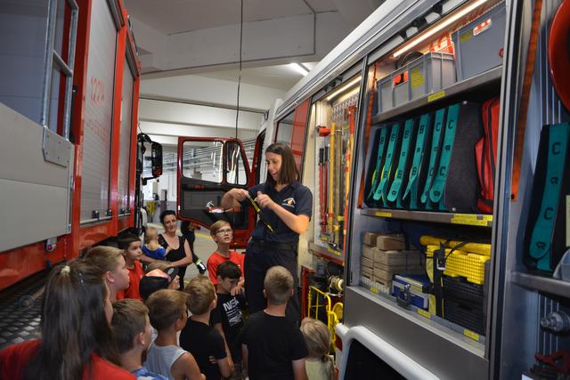 Jugendbeauftragte Marlene Hödl und ihr Team brachten den Kids die Tätigkeiten der Fürstenfelder Feuerwehrleute näher.