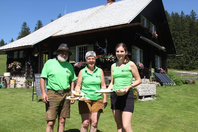 Das Hoidapaar Max und Eva Schauer mit Praktikantin Carina | Foto: Eva Dietl-Schuller