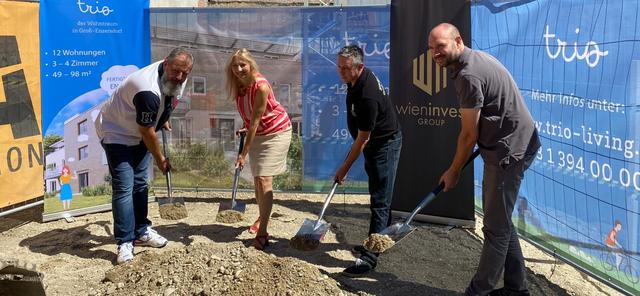 Spatenstich mit Bürgermeisterin Monika Obereigner-Sivec, Vizebürgermeister Robert Fehervary und dem CEO der wieninvest Group, Alexander Widhofner.  | Foto: Gemeinde Groß-Enzersdorf