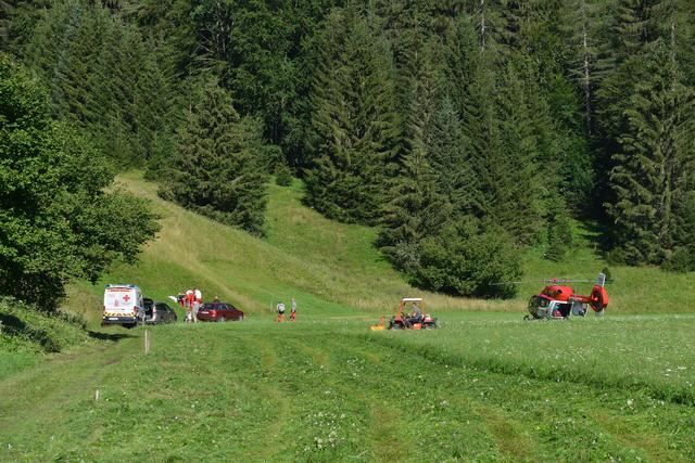 Am Fuße des Berghanges blieb der Bauer liegen. Hier wurde er erstversorgt und später mit dem Hubschrauber ins Krankenhaus geflogen.