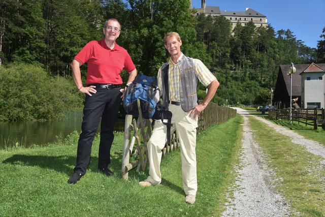 Obmann Bgm. Rupert Dworak und Naturpark-Koordinator Stadtamtsdir.-Stv. Robert Unger beim Teich im Naturparkzentrum Sieding.