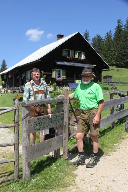 Almobmann Josef Schnabl und Hoida Max Schauer vor der Kitzhütte am Königsberg West | Foto: Eva Dietl-Schuller