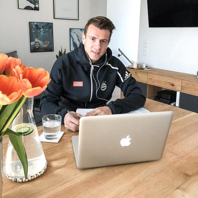 Der Salzburger Stefan Schwab, seit kurzem Ex-Kapitän von Rekordmeister SK Rapid Wien, über den Lehrgang: "Es ist ein sehr interessantes und flexibles Studium und optimal dafür geeignet, um es berufsbegleitend zu absolvieren. Man hat Themen wie Unternehmensführung, viel Marketing und Sportmanagement dabei und bekommt daher einen breiten Überblick."