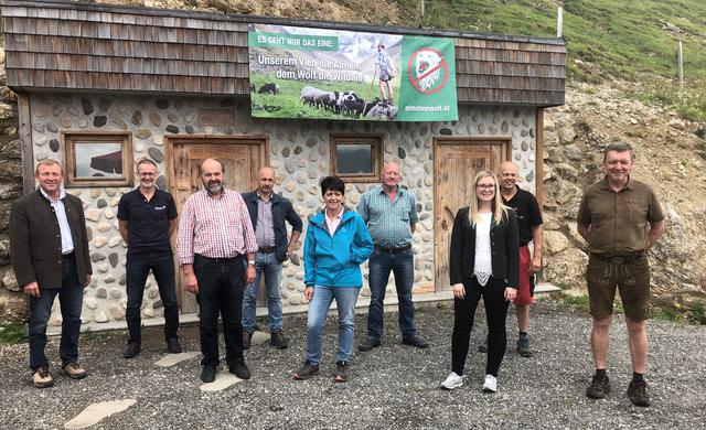 Vertreter der Landwirtschaftskammer, der Gemeinde und betroffene Bauern fordern eine gezielte Entnahme des Wolfes. | Foto: Johanna Schweinester