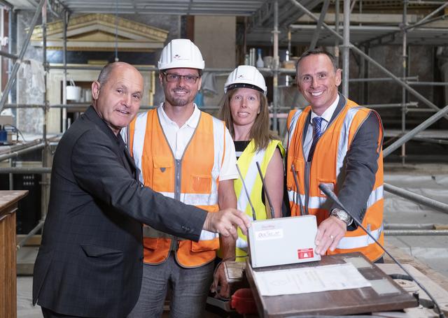 v.l.n.r. Nationalratspräsident Wolfgang Sobotka, Doc Tec-Gründer Johannes und Claudia Schabauer und Wirtschaftslandesrat Jochen Danninger