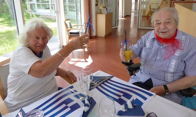 Die Senioren der Kursana Residenz Tivoli genossen die griechischen Spezialitäten in Meidling.