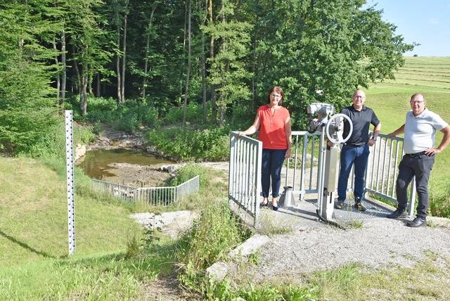 Umweltgemeinderätin Michaela Pfaffeneder, Gewässermeister Dieter Stadlbauer und NÖ. Gewässermeister Franz Deinhofer