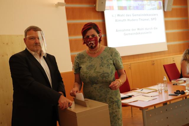 Gemeindekassier Almuth Huderz-Thümel bei der Stimmabgabe | Foto: Edith Ertl