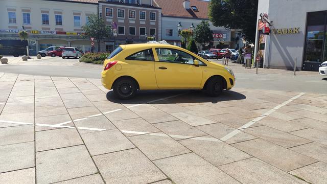 Kunstparker auf dem Tullner Hauptplatz gesichtet: Auf den zwei Schrägparkplätzen vor der Filiale der Bank Austria. Noch dazu mit Fahrtrichtung gegen die dortige Einbahn.