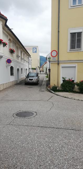 Trotz Fahrverbot verkehren unzählige Autos täglich entlang der Kreuzgasse. Die Polizei kontrolliert verstärkt.