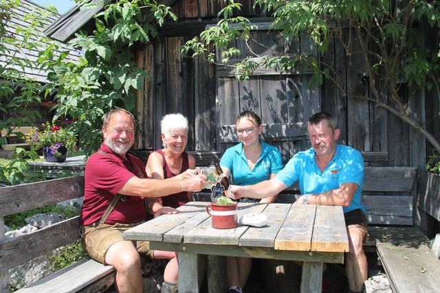 Franz und Renate Pechhacker, Enkelin Luise und Obmann Josef Jagersberger (v.l.n.r.) | Foto: Eva Dietl-Schuller
