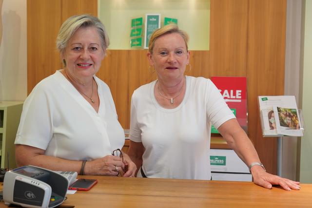 Die Geschäftsfrau Silvia Rittsteuer mit ihrer langjährigen Mitarbeiterin Heide Wurm im Palmers-Shop.