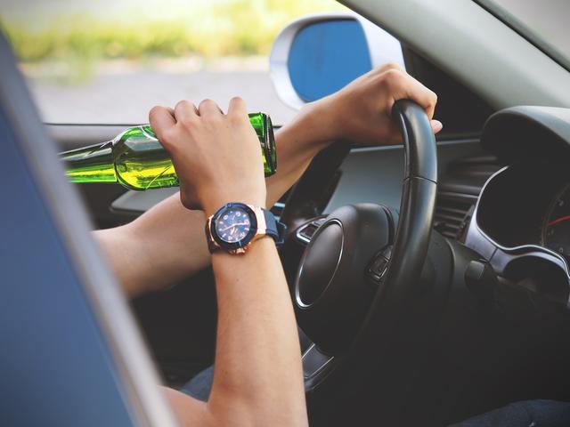 Der Fahrer geriet laut Polizei in eine Kontrolle und wurde auf Alkohol getestet. | Foto: Pixabay