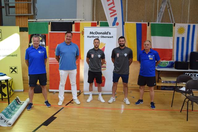 Die Hauptorganisatoren Toni Winkler (li) und Franz Handler (re) mit Hauptsponsor Chef Thomas Klug sowie Christian Klem und Dario Tadic.