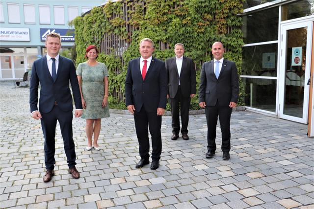 Michael Konrad, Almuth Huderz-Thümel, Manfred Komericky, Gerhard Herunter und Patrick Trummer bilden Kalsdorfs neuen Gemeindevorstand. | Foto: Edith Ertl