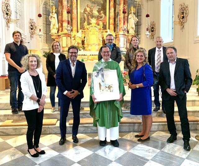 Die Gemeinderatsmitglieder gratulierten Pfarrer Peter Ferner und überreichten auch Geschenke zum 40-jährigen Priesterjubiläum.