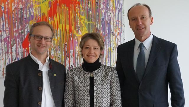 Bernadette Schönbacher ist die neue Bürgermeisterin von Miesenbach. Hier im Bild mit ihrem Vorgänger Karl Maderbacher (l.) und Bezirkshauptmann Rüdiger Taus.