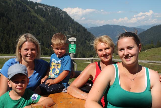 Gern zu Besuch: Sonja und Antonia Maier mit Tobias und Thomas sowie Freundin Stefanie Gradl auf der Straniger Alm.