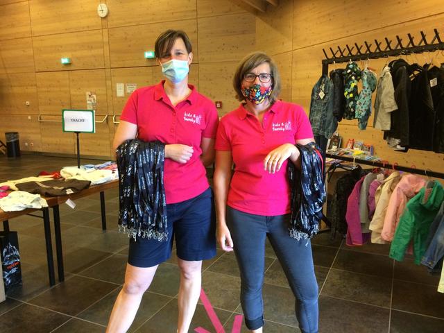 V.l.: Kathrin Ebenhoch und Annika Schuster kontrollierten den Zugang.