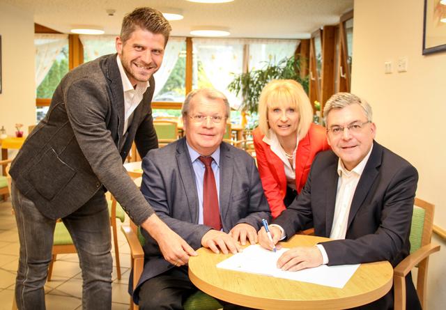 Seniorenheim Grödig bekommt eine Demenzabteilung, im Bild Landesrat Josef Schwaiger beim Unterschreiben des Fördervertrags, mit Bürgermeister Richard Hemetsberger sowie Heidi Haas und Herbert Schober, beide Leiter des Seniorenheims | Foto: Land Salzburg/Hutter
