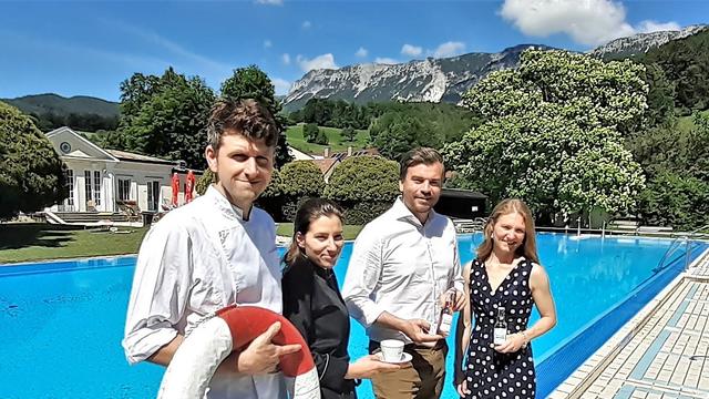 Matthias Weinzettl, Clarissa Chroma, Obmann Johannes Ribeiro da Silva und Kassierin Tatjana Sindelar (v.l.) kümmern sich um das Edlacher Strandbad – im Hintergrund die Rax.