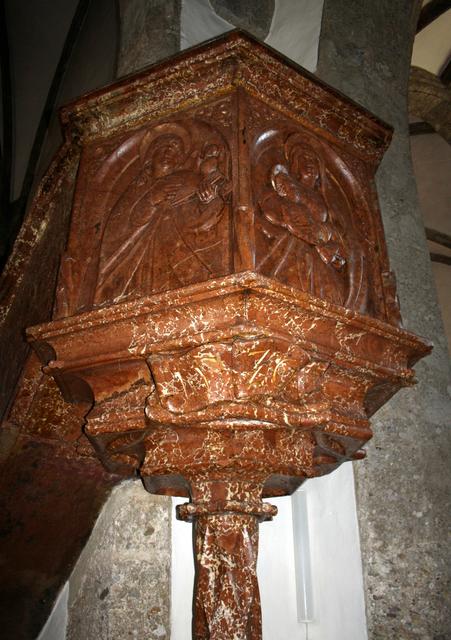 Im Bild der Kanzelkorb auf der rautenförmig gemusterten Säule mit dem Band mit der Jahreszahl „1520“. Links oben der Evangelist Johannes mit Buch und Adler, rechts Maria mit dem nackten Jesuskind.