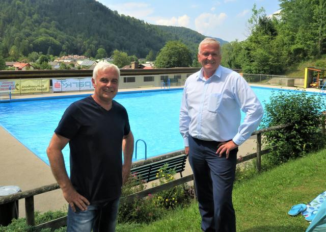 Trotz sinkender Einnahmen hoffen Hohenbergs Bgm. Heinz Preus und LH-Stv. Franz Schnabl auf ein Weiterbestehen des Voralpenbads.