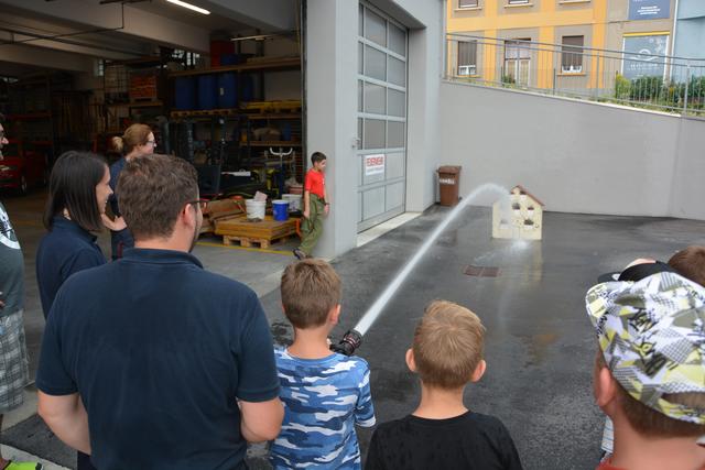 "Brand aus": Zielsicherheit war beim spielerischen Löscheversuch gefragt.