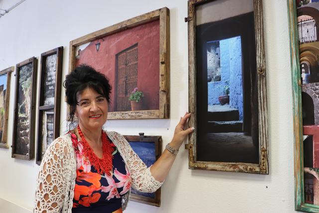 Künstlerin Martha Orgler vor ihrem Lieblingsbild, welches sie in Peru aufgenommen hat: "Man hat das Gefühl man könnte gerade hineingehen"