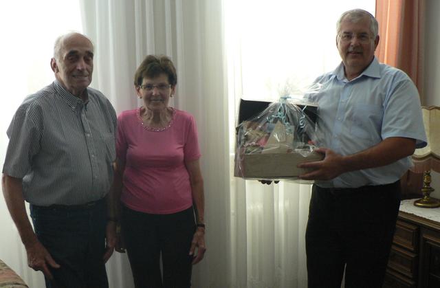 Bürgermeister Franz Dam gratuliert Josef Bierochs