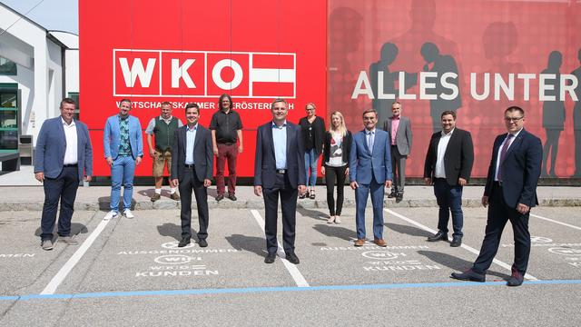 Der Bezirksstellen-Ausschuss der Wirtschaftskammer Vöcklabruck mit Obmann Stephan Preishuber (Mitte) und Bezirksstellenleiter Josef Renner (r.).