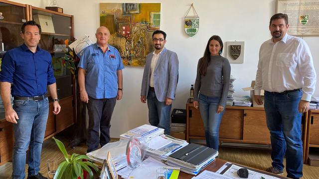 vlnr. Außenstellenobmann Andreas Kirnberger, Vize-Bgm. Viktor Weinzinger, Außenstellenleiter Ramazan Serttas, JW Bezirksvorsitzende Anja Kulinski, Bgm. Stefan Steinbichler