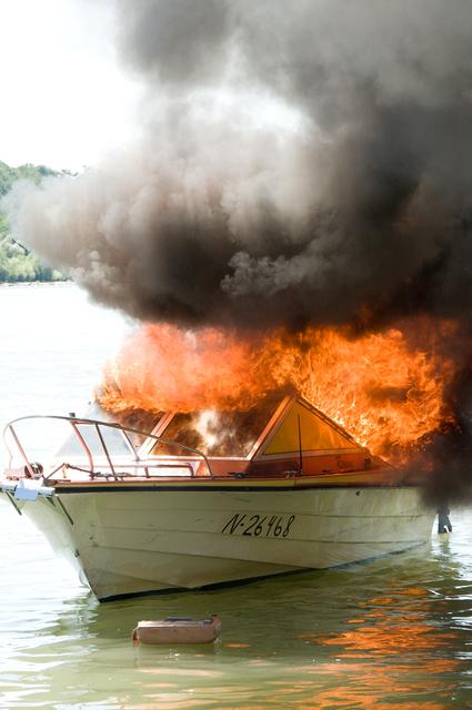Das Boot stand in Sekunden in Flammen.