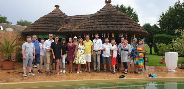 LAbg. Jürgen Handler, Sascha Pospischil (LGS-Lagerlogistikleiter), Karin Endl (Landtagsklub Sekretariat), Philipp Aigner (Gemeinderat Harmannsdorf), LAbg. Ina Aigner, LAbg. Vesna Schuster mit Tochter Maya, Gottfried Jarolin (OPO Gänserndorf Stadt), Sylvia Reischel, BezPO. LAbg. Dieter Dorner, LPO LAbg. Udo Landbauer, Martin Bauer (Gemeinderat Dürnkrut) mit Gattin Martina, StR. Patrizia Postl-Türk (StR. Marchegg) mit Ehemann Horst, Herbert Murlasits (GR Leopoldsdorf) mit Gattin Ingrid.