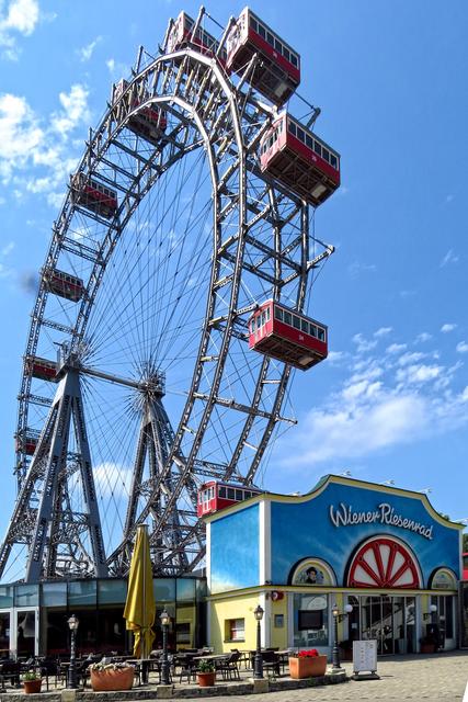 Das Wiener Riesenrad. Seltsam klein wirkt es nur auf dem Bild.