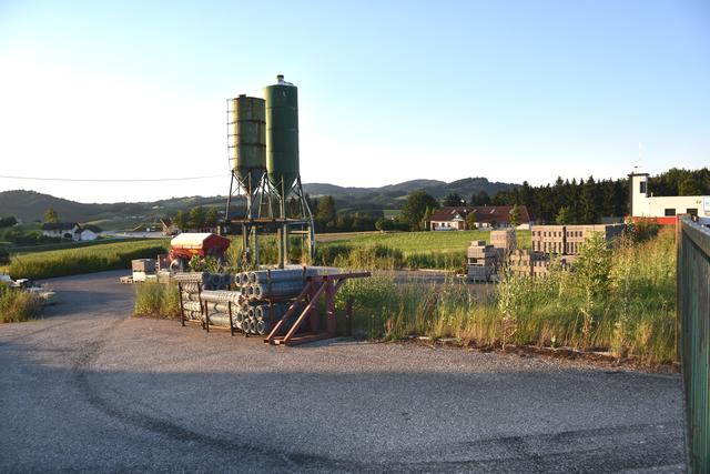 Rechts von den beiden Silos wird vom Lagerhaus eine Unerstellhallte errichtet. Hier mietet sich die Gemeinde Münzbach ein.