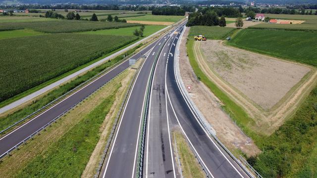 Der Blick von oben auf die verlängerte Einbiegespur beim Autobahnzubringer Mooskirchen.